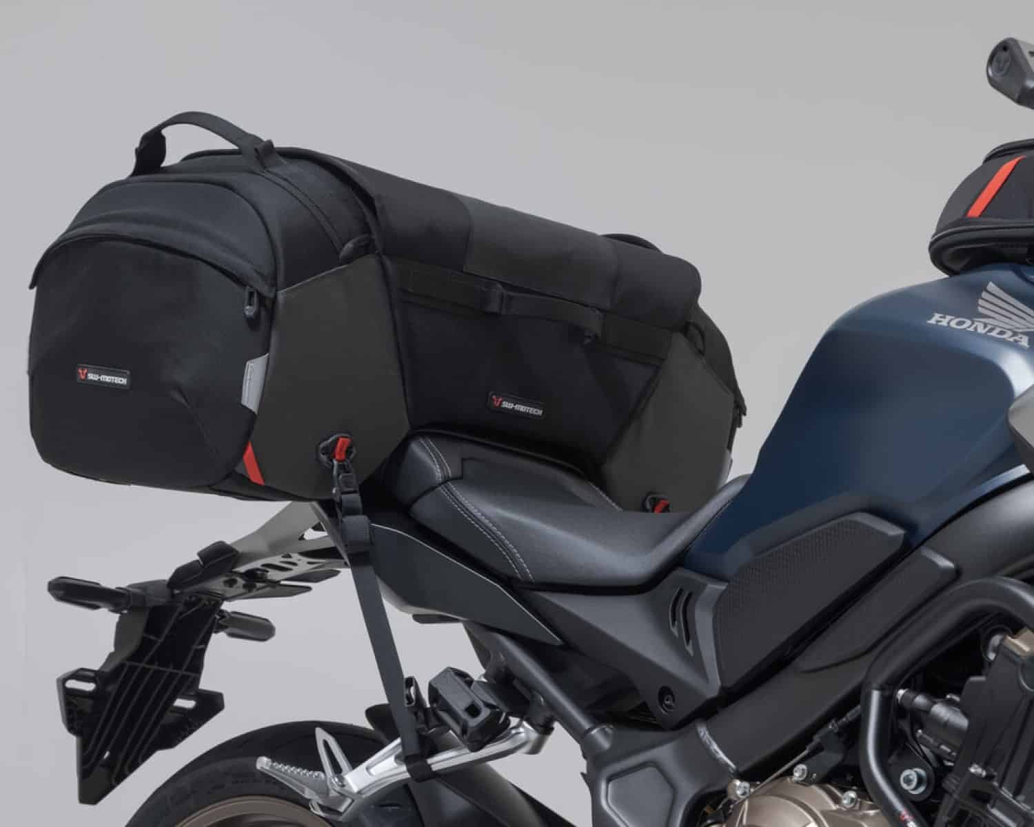 ikaufen Bike Rear Seat Bag, Bicycle Trunk Bag, 10L Waterproof Bike Carrier Backseat  Bag Reflective with Cup Holder Pannier Bag Shoulder Strap Saddle Bag for  Camping Cycling Commuting